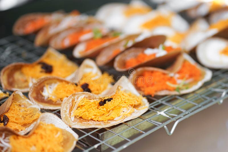 Pancake tailandese Inoltre conosciuto come i pancake croccanti tailandesi o Kanom Buang nella lingua locale tailandese È un alime fotografia stock libera da diritti