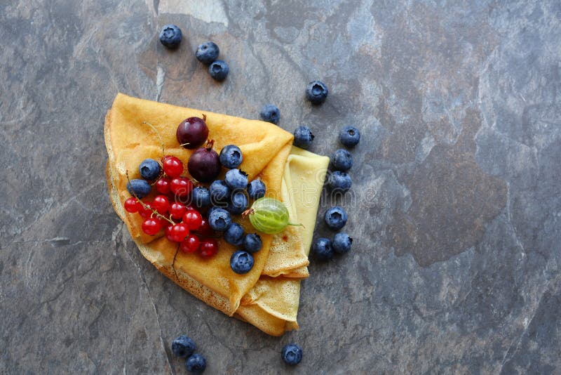 Pancakes with berries on slate royalty free stock images Pancakes with berries on slate royalty free stock images