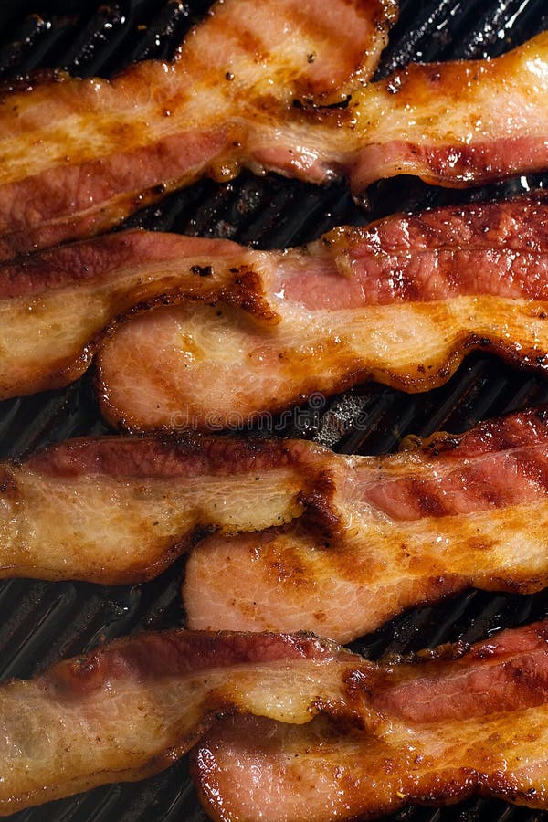 Pancetta affumicata croccante che cucina su una griglia fotografie stock libere da diritti Pancetta affumicata croccante che cucina su una griglia fotografie stock libere da diritti