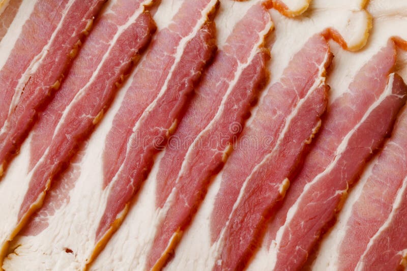 Pancetta affumicata cruda immagine stock. Immagine di colesterolo 586319