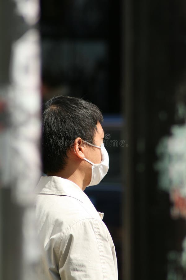 L'uomo che indossa la maschera su strada.