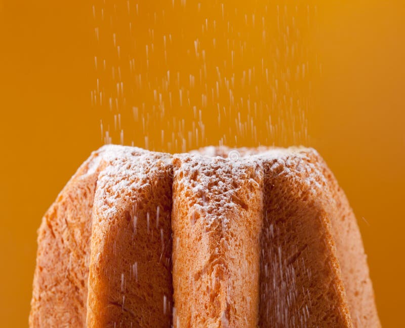Pandoro met het bestrooien van suikerglazuursuiker royalty-vrije stock fotografie Pandoro met het bestrooien van suikerglazuursuiker royalty-vrije stock fotografie