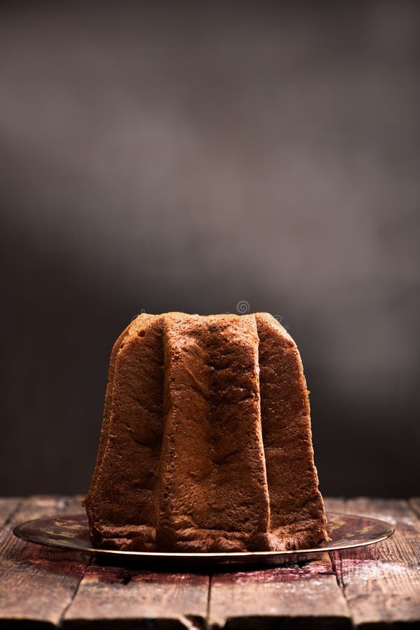 Pandoro с припудриванием сахара замороженности на коричневой предпосылке стоковые изображения rf Pandoro с припудриванием сахара замороженности на коричневой предпосылке стоковые изображения rf