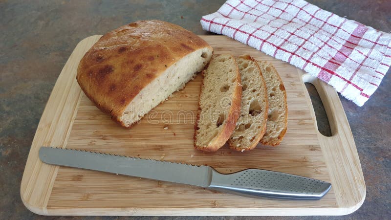 pane al forno artigianale, appena tagliato a fette nude immagini stock pane al forno artigianale, appena tagliato a fette nude immagini stock