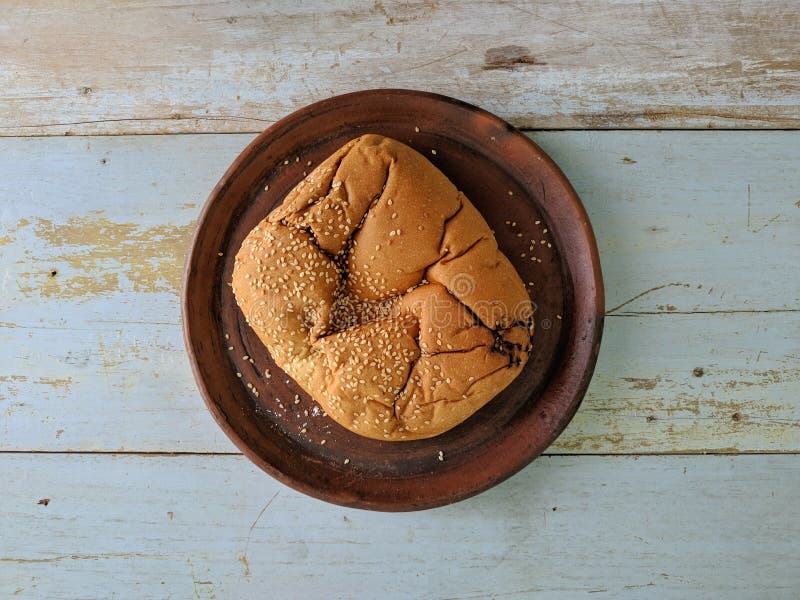 Pane bianco con sesamo sul bordo di legno immagine stock libera da diritti Pane bianco con sesamo sul bordo di legno immagine stock libera da diritti