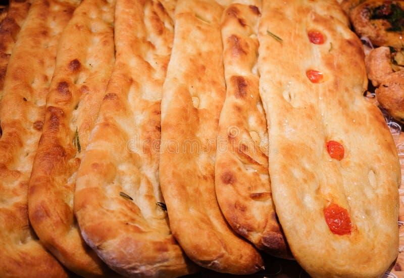Pane caucasico fresco con il pomodoro da vendere fotografie stock Pane caucasico fresco con il pomodoro da vendere fotografie stock