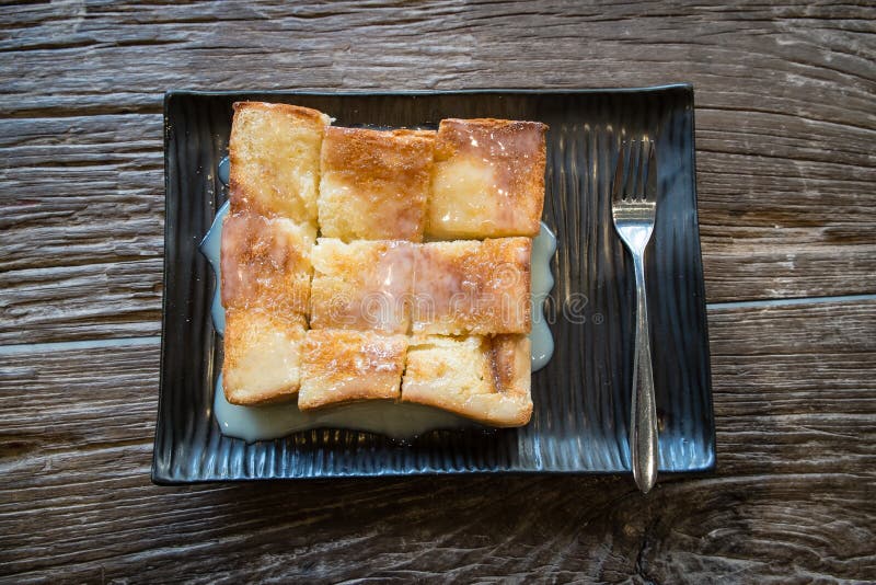 Pane del pane tostato con latte immagine stock libera da diritti Pane del pane tostato con latte immagine stock libera da diritti