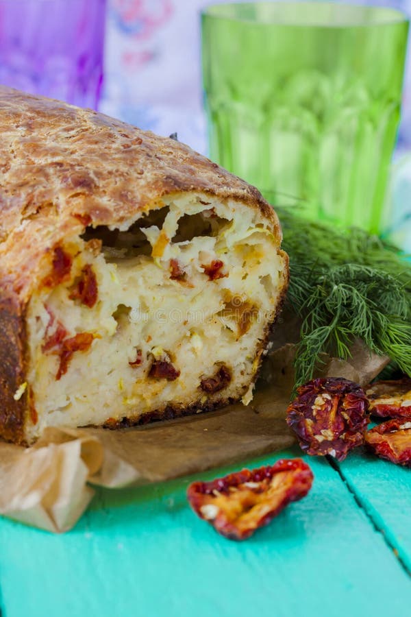 Pane dello zucchini con formaggio fotografia stock libera da diritti Pane dello zucchini con formaggio fotografia stock libera da diritti