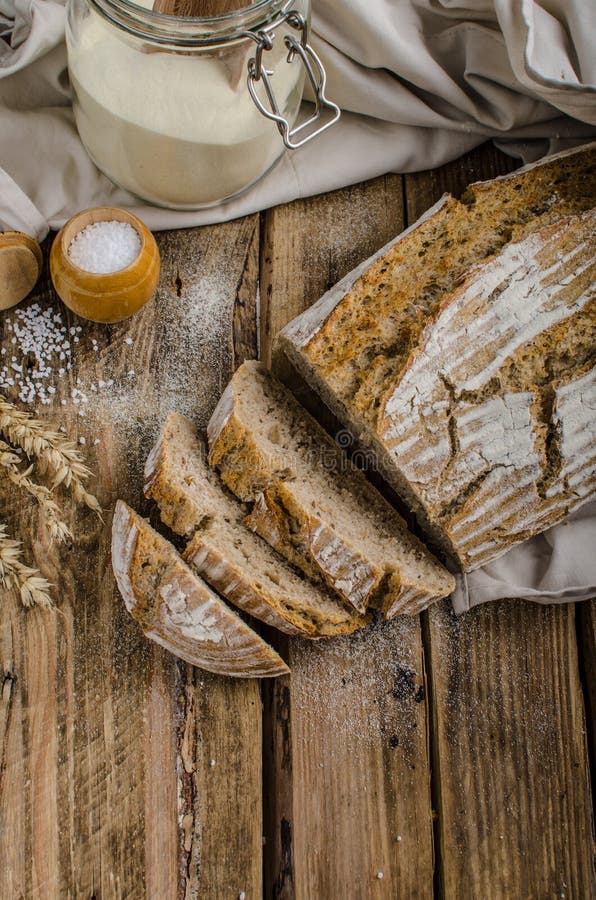 Pane di lievito naturale casalingo fotografia stock Pane di lievito naturale casalingo fotografia stock