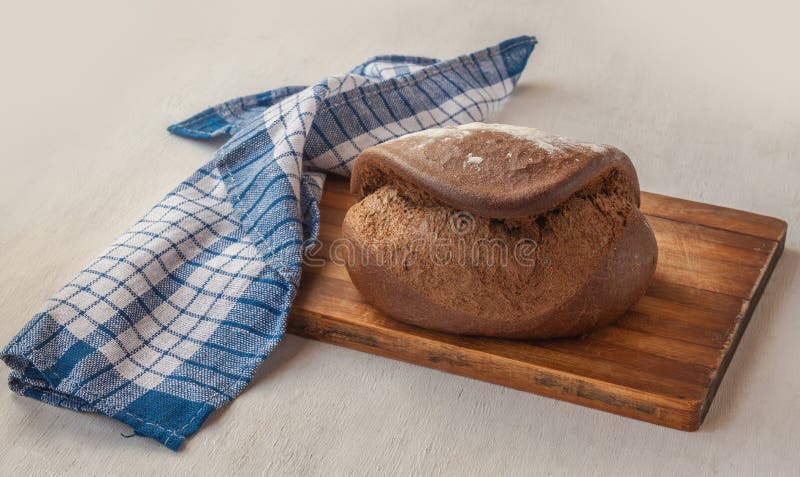 Pane di segale fresco Tabatiere sulla ricetta francese sul tagliere immagine stock Pane di segale fresco Tabatiere sulla ricetta francese sul tagliere immagine stock