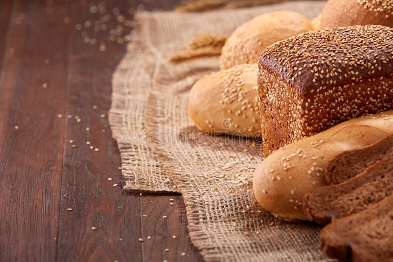 Pane Differente Su Tela Da Imballaggio Sul Primo Piano Di Legno Della ...