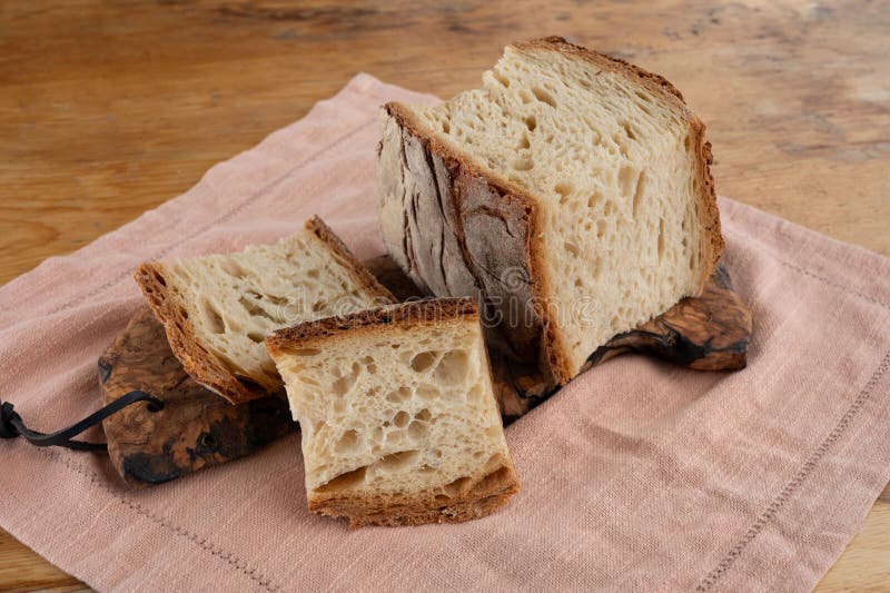 Pane italiano tradizionale di pasta di grandi dimensioni, appena cotto, su un forno a legna d'oliva immagini stock libere da diritti