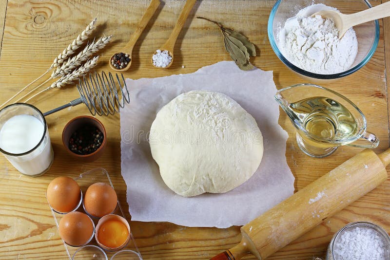 Pane, pizza o torta di ricetta della preparazione della pasta facenti i ingridients, latte, lievito, farina, le uova, petrolio, s immagine stock Pane, pizza o torta di ricetta della preparazione della pasta facenti i ingridients, latte, lievito, farina, le uova, petrolio, s immagine stock