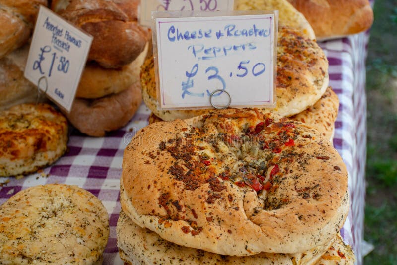 Pane riscaldato sul posto dell'artigiano sulla tavola con le etichette di prezzi da vendere immagine stock Pane riscaldato sul posto dell'artigiano sulla tavola con le etichette di prezzi da vendere immagine stock