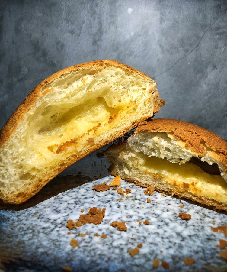 round bread or bun flavored with mocha coffee and filled with melted butter to make the bread have a sweet and slightly salty taste. round bread or bun flavored with mocha coffee and filled with melted butter to make the bread have a sweet and slightly salty taste
