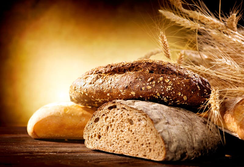 Pane su una Tabella di legno fotografie stock Pane su una Tabella di legno fotografie stock