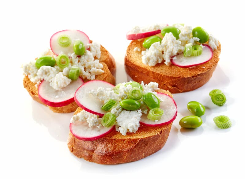 Pane tostato con il ravanello e la ricotta fotografia stock libera da diritti Pane tostato con il ravanello e la ricotta fotografia stock libera da diritti