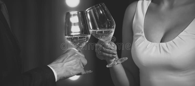 Degustation Del Vino Ragazza Graziosa Sexy Che Beve Vino Rosso Fotografia  Stock - Immagine di donna, bevanda: 120825442