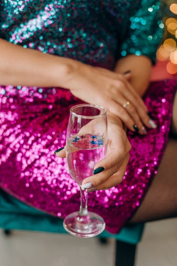 pane tostato rosso luccicante del champagne di vetro del vestito dalla donna immagine stock libera da diritti pane tostato rosso luccicante del champagne di vetro del vestito dalla donna immagine stock libera da diritti