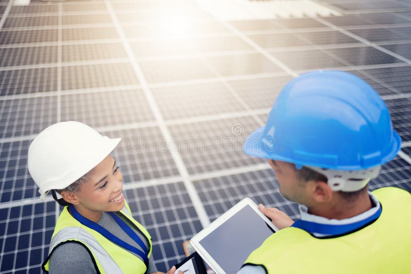 Panel solar del equipo de ingenieros y electricista con tablet para inspección de instalación y mantenimiento fotografía de archivo