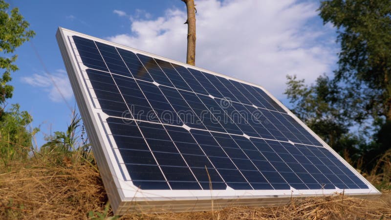 Panel solar portátil contra cielo y nubes sobre el suelo utilizado en el turismo