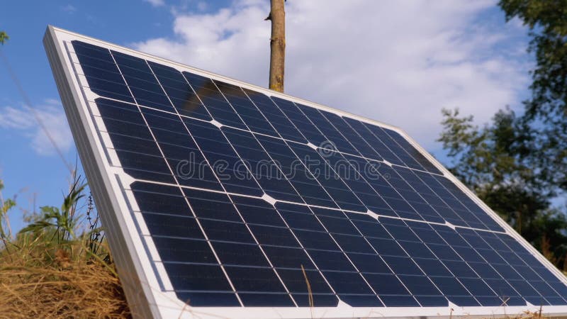 Panel solar portátil contra cielo y nubes sobre el suelo utilizado en el turismo