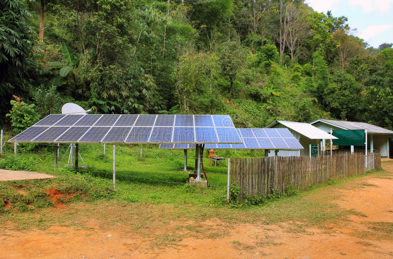 Paneler för sol- energi i en by av East Asia, i djungel arkivbild Paneler för sol- energi i en by av East Asia, i djungel arkivbild