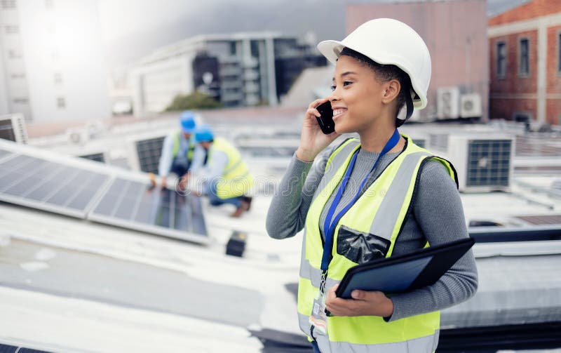 Paneles solares de energía solar y electricista en una llamada telefónica en red hablando o hablando con un técnico. ingeniería imágenes de archivo libres de regalías