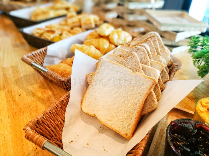panes en la comida fría del desayuno del restaurante imagen de archivo panes en la comida fría del desayuno del restaurante imagen de archivo