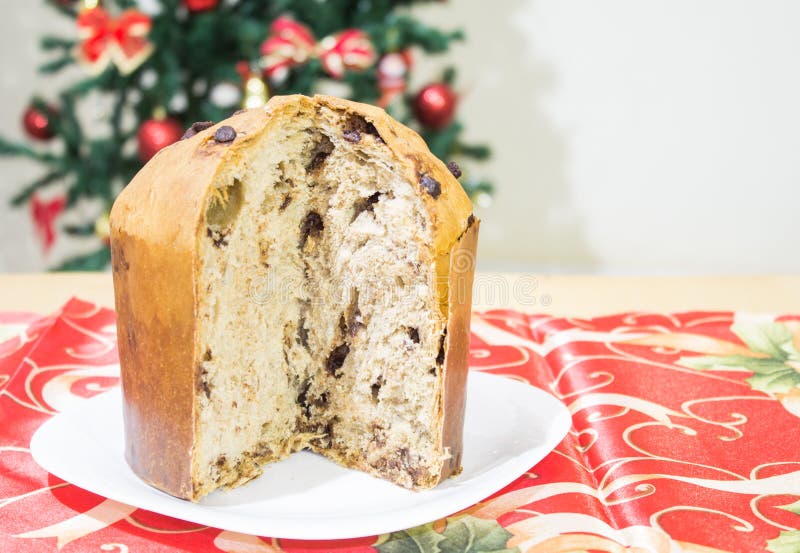 Panettone, bolo com os frutos cristalizados, tradicionais da estação do Natal, da origem milanesa, de Itália do norte imagens de stock royalty free Panettone, bolo com os frutos cristalizados, tradicionais da estação do Natal, da origem milanesa, de Itália do norte imagens de stock royalty free