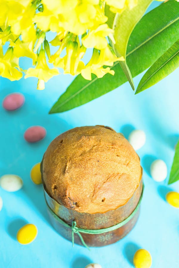 Panettone dulce cocido hogar de la torta de Pascua en los huevos de caramelo manchados multicolores de chocolate de la forma de p imagen de archivo Panettone dulce cocido hogar de la torta de Pascua en los huevos de caramelo manchados multicolores de chocolate de la forma de p imagen de archivo