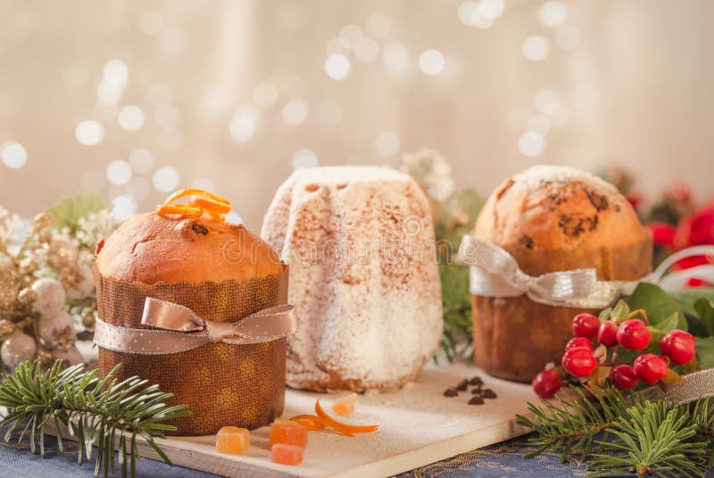 Panettone i pandoro bożych narodzeń tradycyjny włoski tort zdjęcia stock Panettone i pandoro bożych narodzeń tradycyjny włoski tort zdjęcia stock