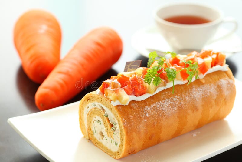 Panez le gâteau des suites Bejiroru de Tomisato avec les carottes et le thé sur W photo stock Panez le gâteau des suites Bejiroru de Tomisato avec les carottes et le thé sur W photo stock