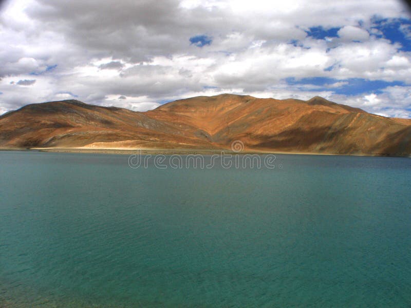 Spiegelungen der Gelassenheit: Der faszinierende Pangong-See in Ladakh stockbilder