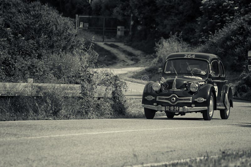 PANHARD DYNA X86 1952 σε ένα παλαιό αγωνιστικό αυτοκίνητο στη συνάθροιση Mille Miglia 2018 η διάσημη ιταλική ιστορική φυλή 1927-1 στοκ φωτογραφία με δικαίωμα ελεύθερης χρήσης PANHARD DYNA X86 1952 σε ένα παλαιό αγωνιστικό αυτοκίνητο στη συνάθροιση Mille Miglia 2018 η διάσημη ιταλική ιστορική φυλή 1927-1 στοκ φωτογραφία με δικαίωμα ελεύθερης χρήσης