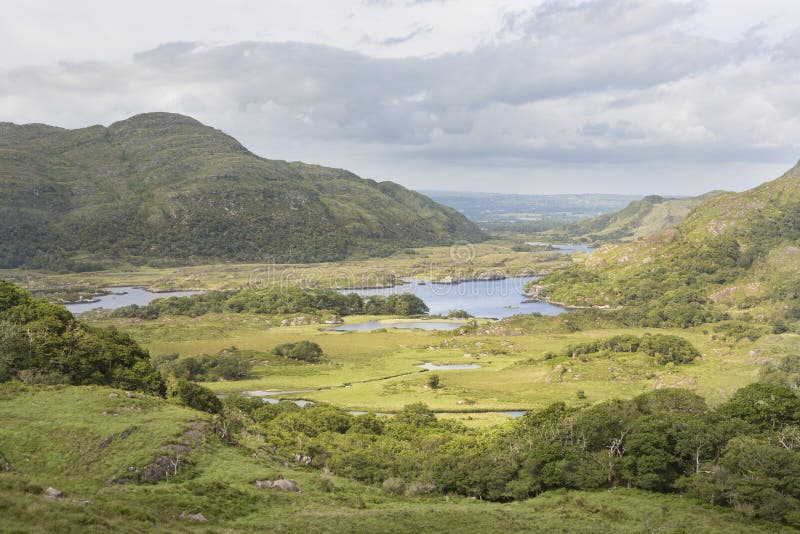 Panie view jest scenicznym punktem wzdłuż pierścienia kerry w irlandii parku narodowego killarney. nazwa ta pochodzi z podziwu dla poglądu królowej zwycięstwa ladieziańskiej w oczekiwaniu na wizytę w 1861 r.