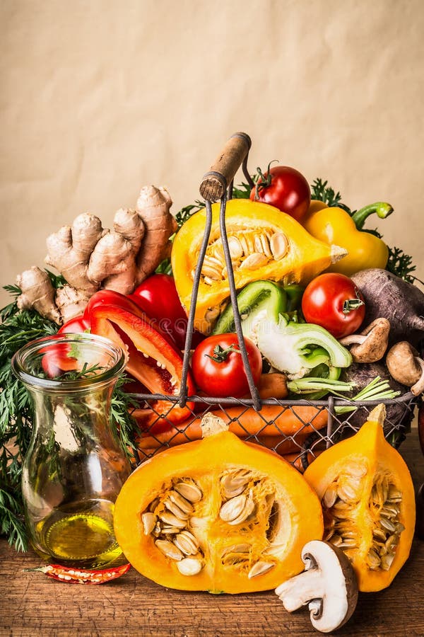 Panier avec les légumes et le potiron organiques saisonniers de récolte de divers automne au fond de mur, vue de face Nourriture image stock Panier avec les légumes et le potiron organiques saisonniers de récolte de divers automne au fond de mur, vue de face Nourriture image stock