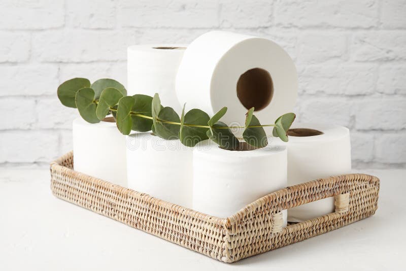 Panier Avec Rouleaux De Papier Toilette Et Eucalyptus Sur La Table Près Du  Mur De Brique Photo stock - Image du toilette, panier: 277679970