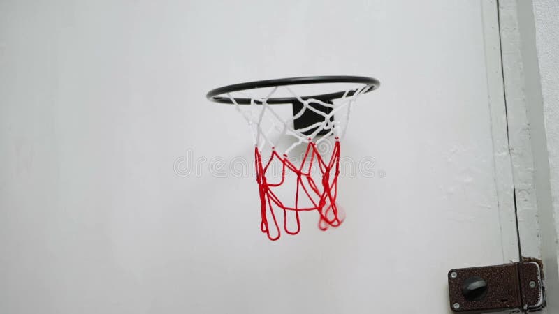 Panier De Basket à La Porte De La Chambre. Le Basket Frappe Le