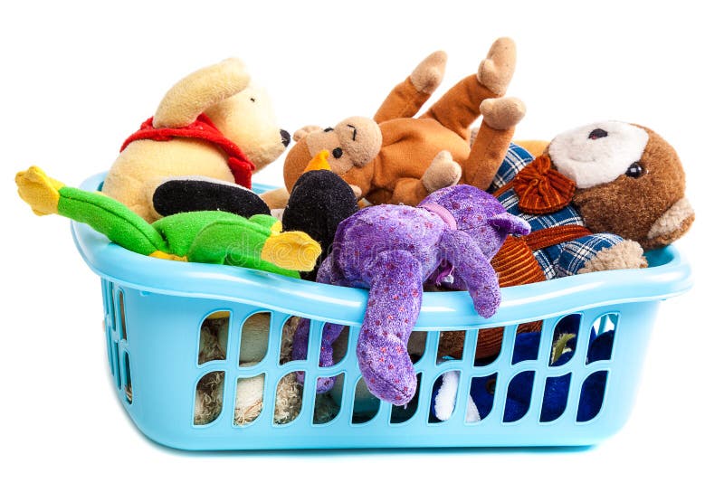 Panier de blanchisserie en plastique avec les jouets mous image libre de droits Panier de blanchisserie en plastique avec les jouets mous image libre de droits