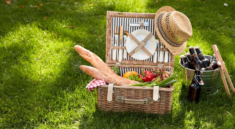 Panier de pique-nique rempli de plusieurs produits alimentaires images libres de droits Panier de pique-nique rempli de plusieurs produits alimentaires images libres de droits