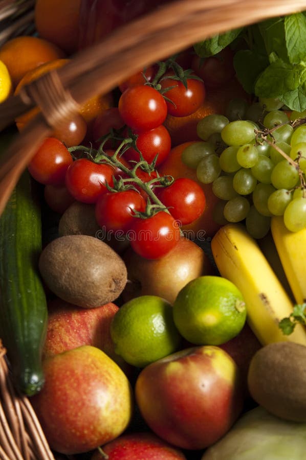 Panier en osier avec des fruits et légumes