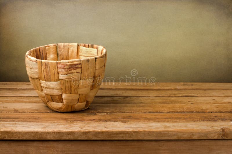 Panier vide sur une table en bois sur la terrasse image libre de droits