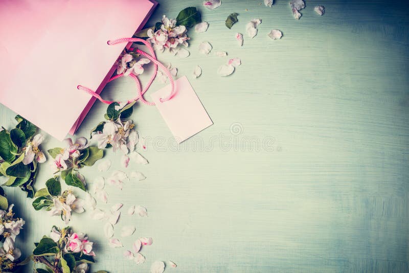 Panieres rojos y rosados con verano o flores y hojas de la primavera en un fondo ligero de la menta, una visión superior, una pri fotografía de archivo libre de regalías Panieres rojos y rosados con verano o flores y hojas de la primavera en un fondo ligero de la menta, una visión superior, una pri fotografía de archivo libre de regalías
