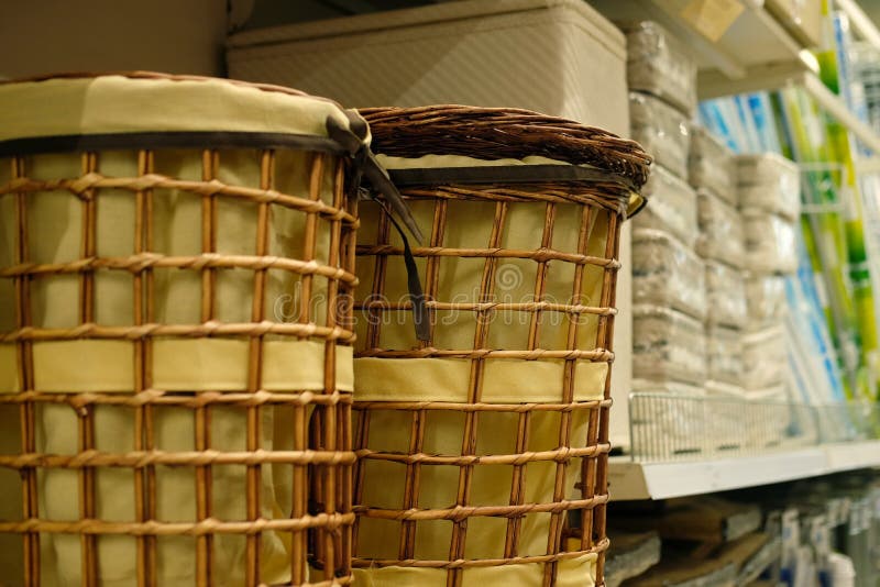 Paniers de blanchisserie dans le magasin photos libres de droits Paniers de blanchisserie dans le magasin photos libres de droits