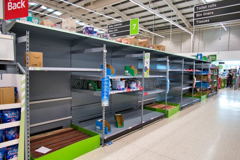 Der Panikkkauf, der durch den Notfall der Gesundheit von Coronavirus verursacht wird, führt zu leeren Supermarktregalen in einem G