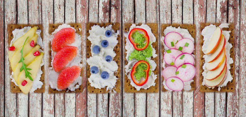 Panini con formaggio cremoso e bacche fresche, frutta e verdure fotografia stock libera da diritti Panini con formaggio cremoso e bacche fresche, frutta e verdure fotografia stock libera da diritti