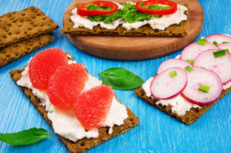 Panini con la ricotta, la frutta e le verdure fotografia stock libera da diritti Panini con la ricotta, la frutta e le verdure fotografia stock libera da diritti