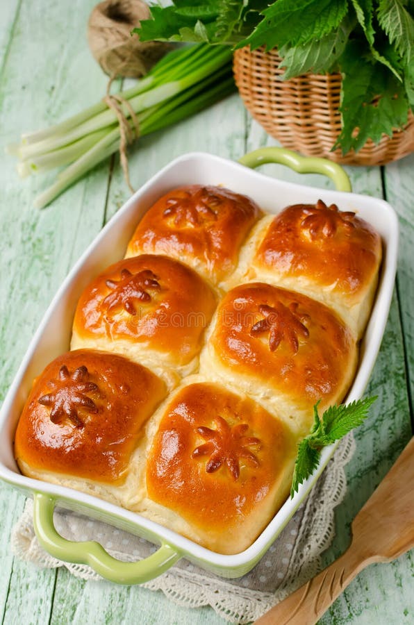 Panini del lievito con un materiale da otturazione della ricotta e dell'ortica immagine stock Panini del lievito con un materiale da otturazione della ricotta e dell'ortica immagine stock