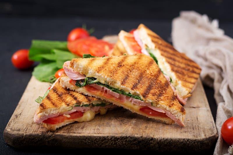 Panini del panino di club con il prosciutto fotografia stock libera da diritti Panini del panino di club con il prosciutto fotografia stock libera da diritti
